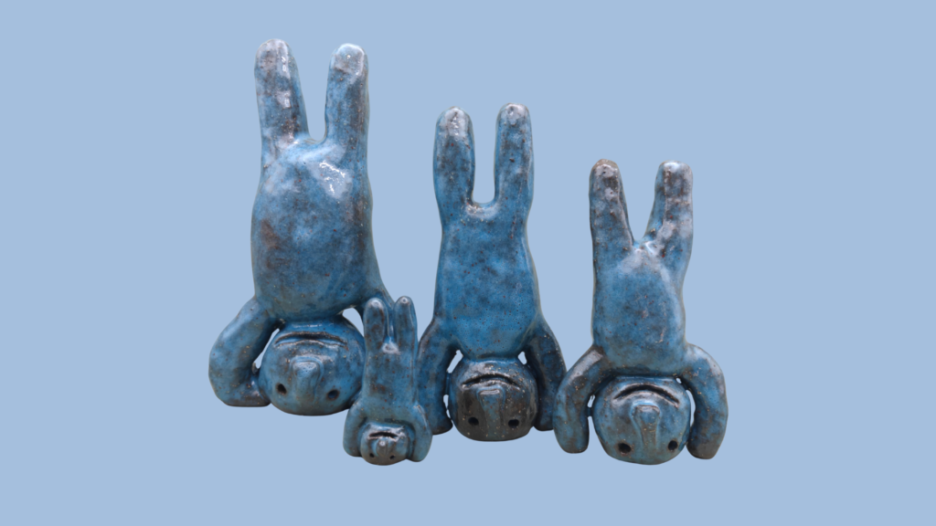 Drie blauwe familie abstracte figuren in handstand op een lichtblauwe achtergrond