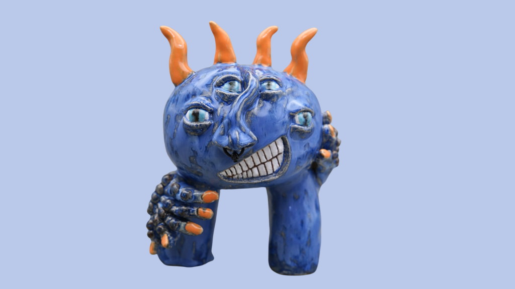 Blauwe monster surrealistische 3D-figuur met skull neusring, meerdere ogen en oranje hoorns.